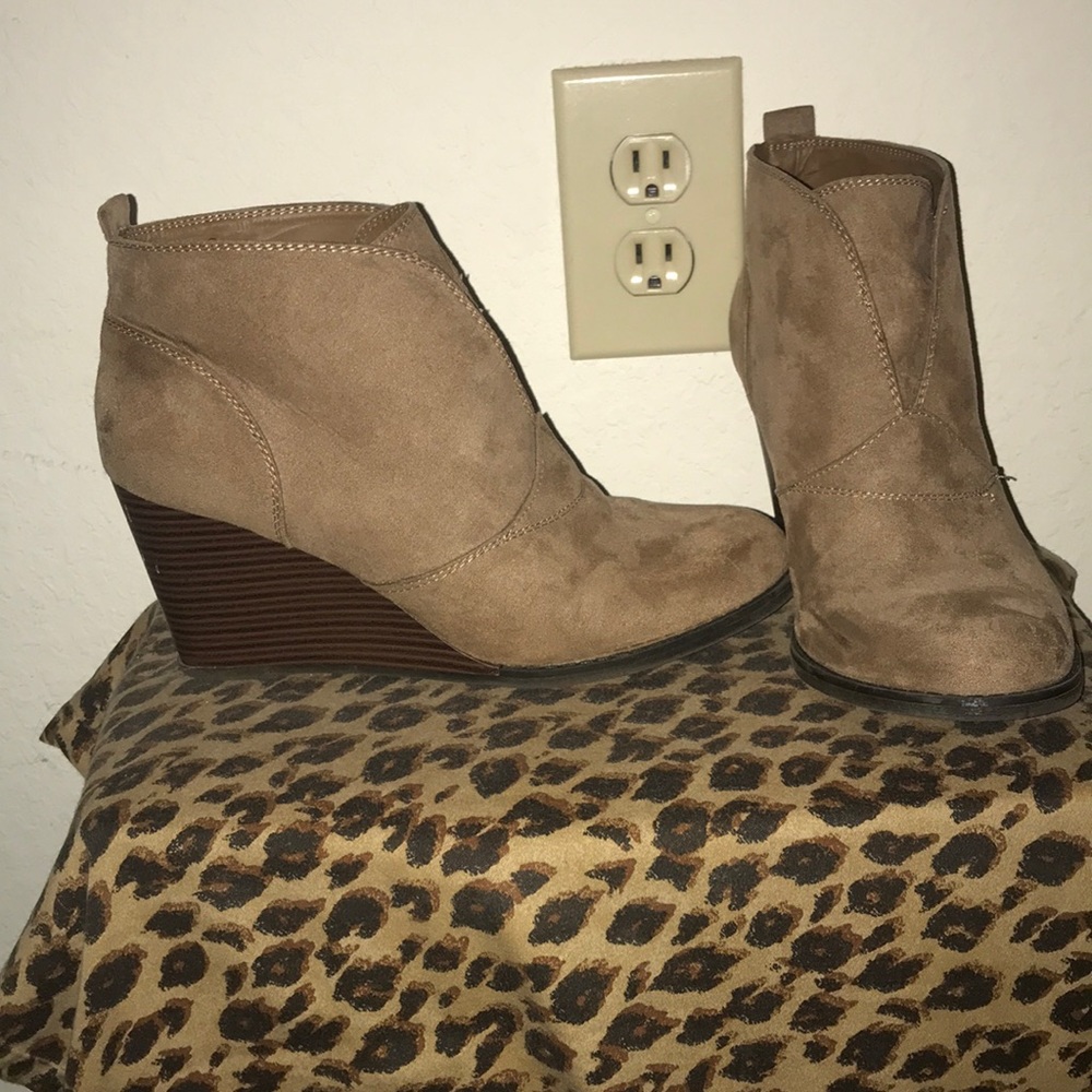 Tan wedge